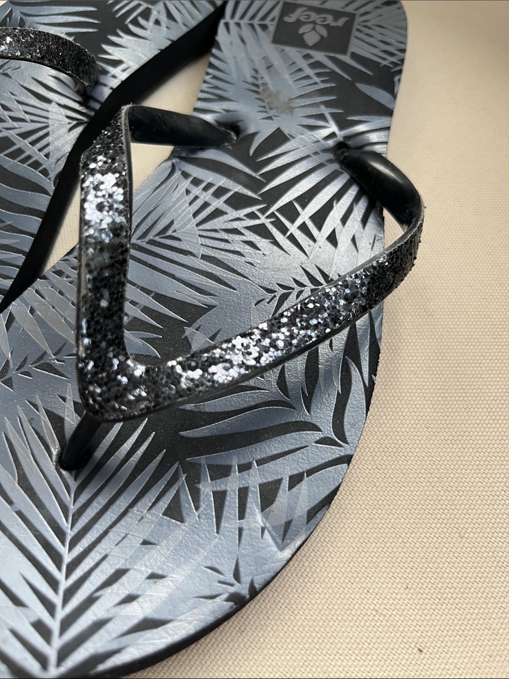 Reef Women's Black Glitter Strap Sandals with Gray Tropical Print - Picture 3 of 8
